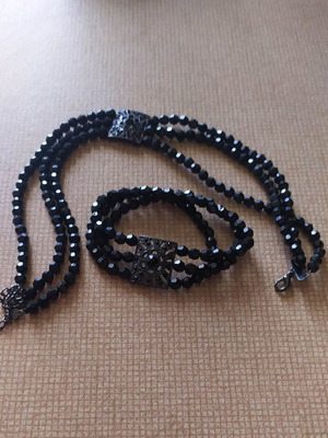 Modern women's necklace and bracelet set, black
