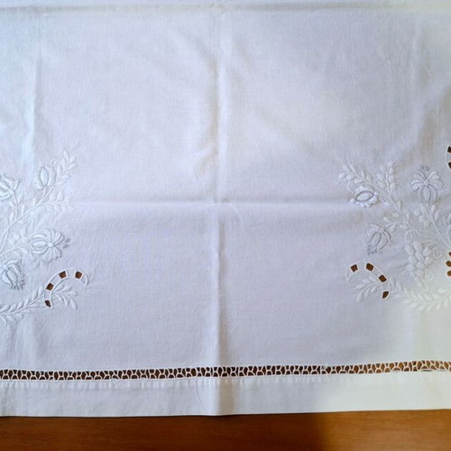 White square cutwork table linen like new, 84x84cm, 1980 embroidery
