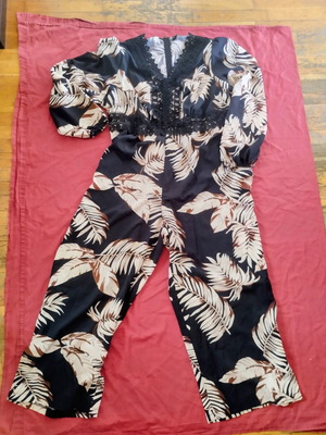 Jumpsuit used, long sleeve with black lace V, size 3XL