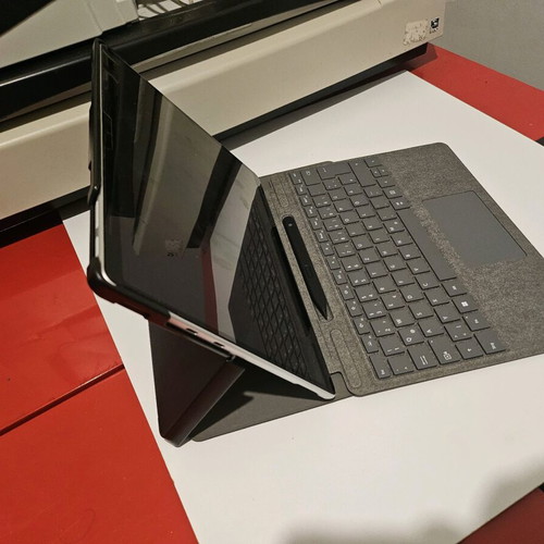 Surface Pro 11 16GB 512GB Snapdragon Elite used with case, keyboard and pen
