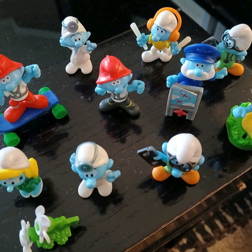 Kinder collectible Smurfs figures set of 10 like new