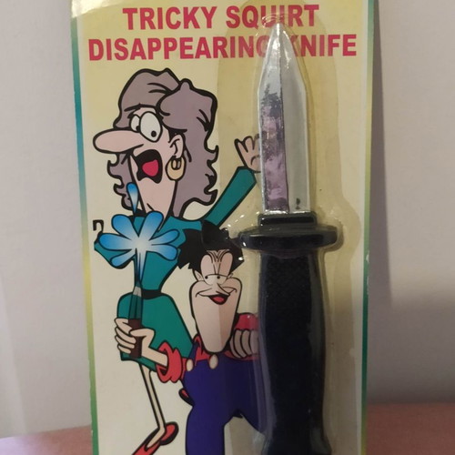 Tricky squirt disappearing knife new, squirts water and blade vanishes
