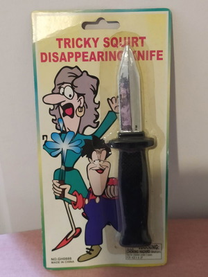 Tricky squirt disappearing knife new, squirts water and blade vanishes