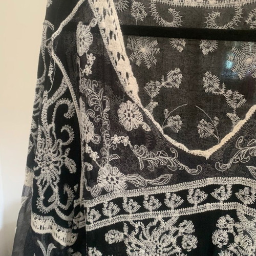 Black and white blouse like new with flairy sleeves