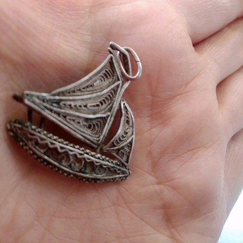 Silver Gianniotiko pendant like new with delicate design 3.5x3cm