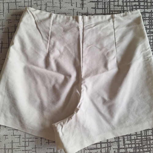 Manolo women's high-waisted shorts with bronze buttons like new, white, size M