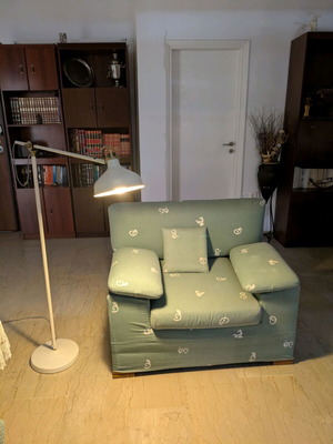 IKEA μεταλλικό φωτιστικό δαπέδου με ρυθμιζόμενο βραχίονα σε λευκό