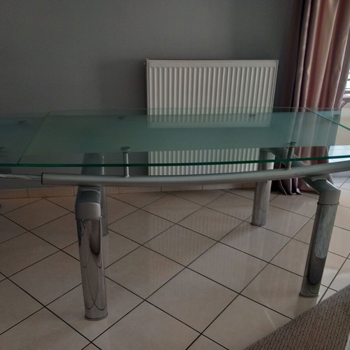 Extendable dining table like new, glass with sandblasted thick crystal