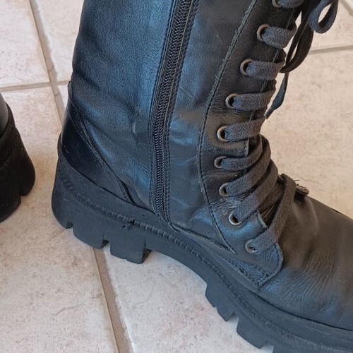 Leather ankle boots size 38 black used with zipper and minor tears