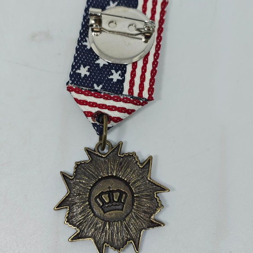 Vintage decorative medal with American flag and crown like new
