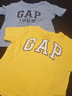 Gap t-shirts like new, 2 pieces, yellow and blue, 12-18 months