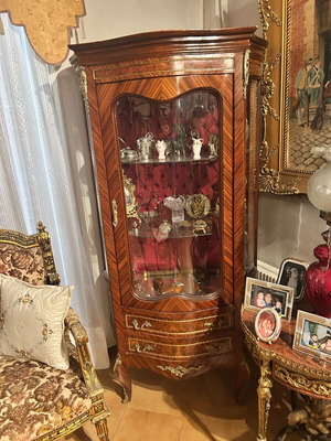 Βιτρίνα καμπυλωτή στυλ Louis XVI μεταχειρισμένη, ξύλινη, vintage
