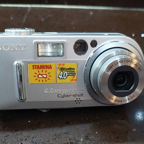 Sony Cyber-shot DSC-P9 4.0MP camera like new, complete set