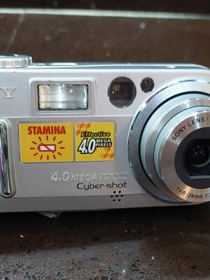 Sony Cyber-shot DSC-P9 4.0MP camera like new, complete set