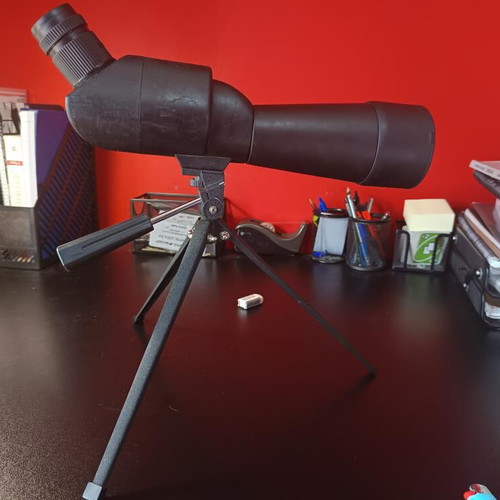 Telescope like new with sturdy construction and good material