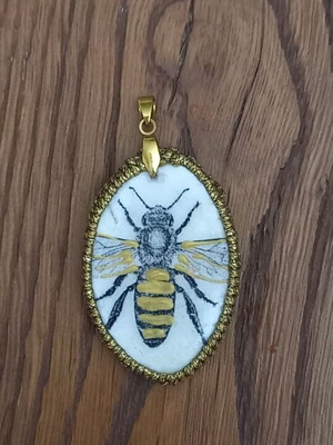 Χειροποίητο κεραμικό μενταγιόν μέλισσα καινούργιο με γυάλινη επίστρωση και μακραμέ επένδυση