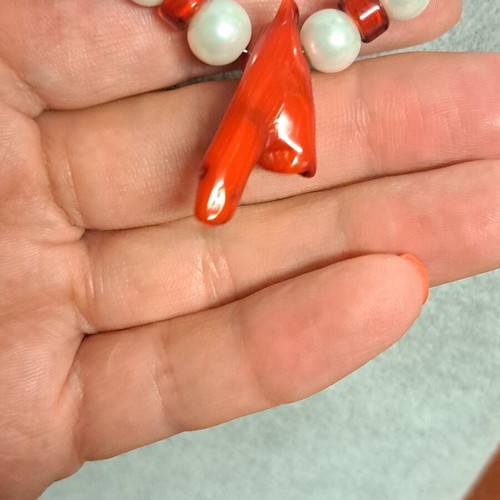 Short necklace with coral and white pearls