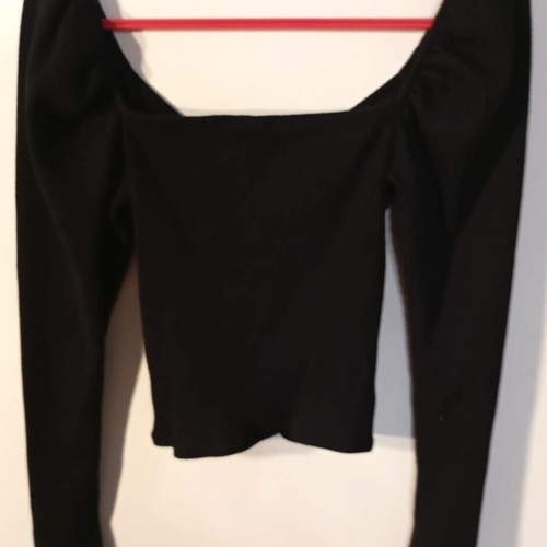 H&M black ribbed knit cropped top used with puff sleeves