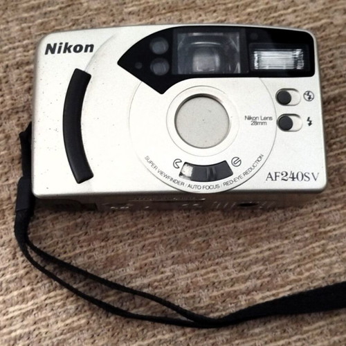 Φωτογραφική μηχανή Nikon AF240SV 28mm σαν καινούργιο με προστατευτικό τσαντάκι