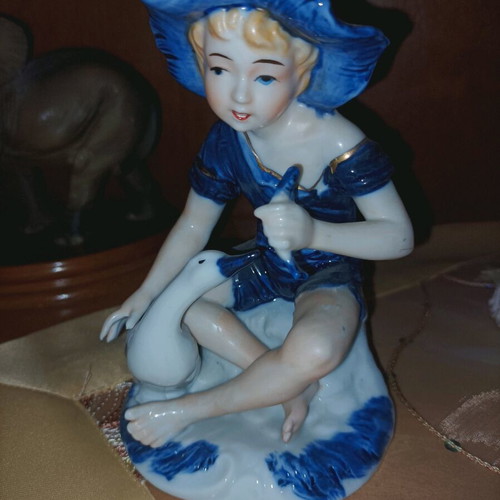Porcelain decorative figurine like new with vintage style