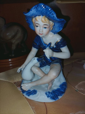 Porcelain decorative figurine like new with vintage style