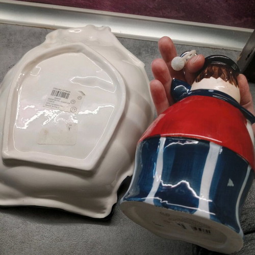 Serving plate and oil bottle unused, kitchen decorations