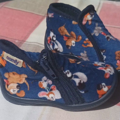 Comfy kids winter slippers size 19 like new, blue with leather insole