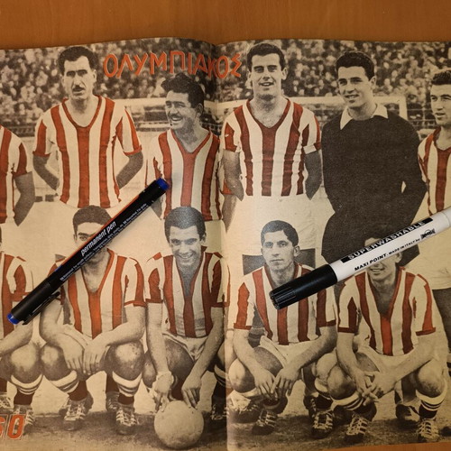 Athlitika Chronika magazine issue 43 used with Olympiakos poster