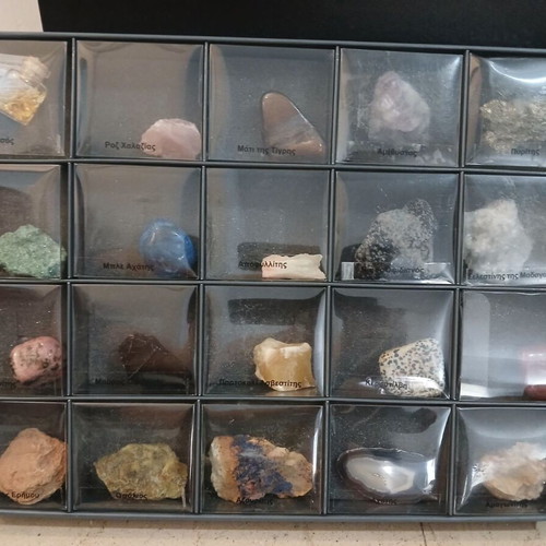 Minerals of Our Planet collection like new, 4 cases with magazines