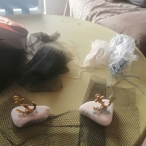 Pebble wedding favors with metal anchor and tulle, pack of 26, new