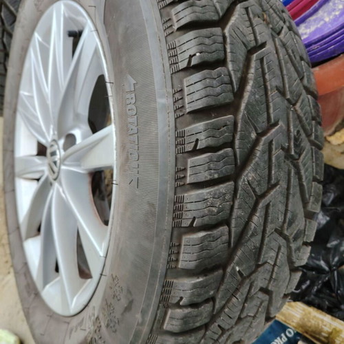 VAG VW 17 Inch Alloy Wheels with Like New Winter Tires 225/70 R17