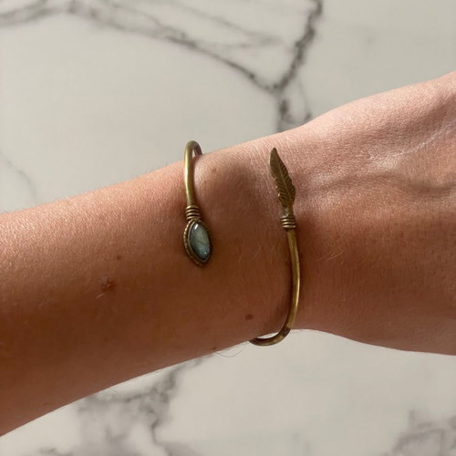 Handmade women's bracelet used with semi-precious stone