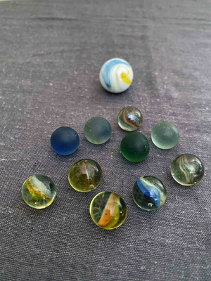 Marbles and small decorative items used, set of 17 pieces