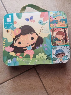 Puzzle 4 seasons used, in a suitcase