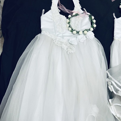 Flower girl dresses like new, set of four, white with hair ribbons