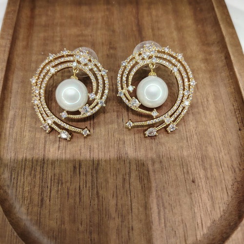 Gold earrings with pearls and zirconia