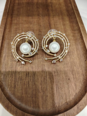 Gold earrings with pearls and zirconia