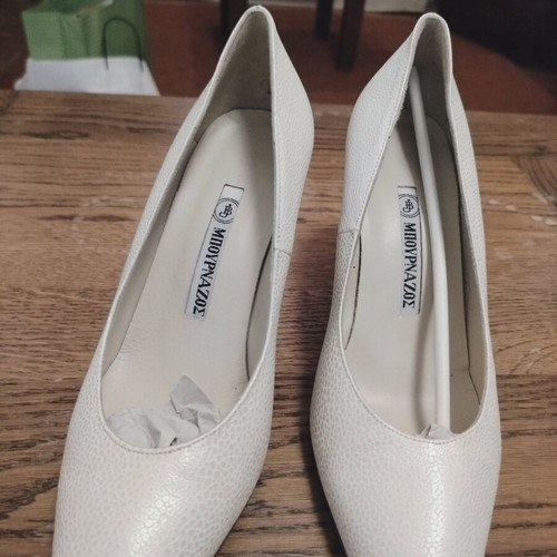 White leather pumps like new
