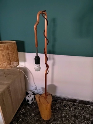 Floor lamp like new with erchostasiako design and wood