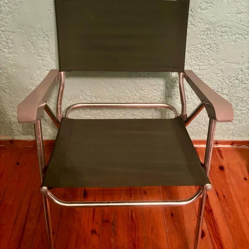 2 folding chairs