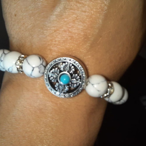 Bracelet with white Haolite semi-precious stones, metal cross and beads new