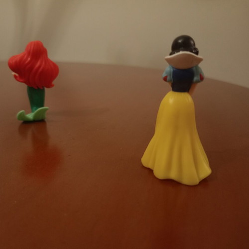 Disney Princess figures Ariel and Snow White set like new