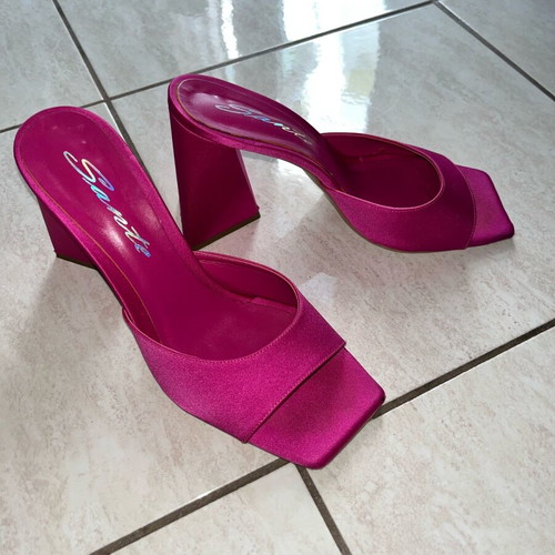 Sante satin fuchsia sandals like new, size 39