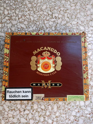 Wooden cigar box used, Maduro 1968e collectible