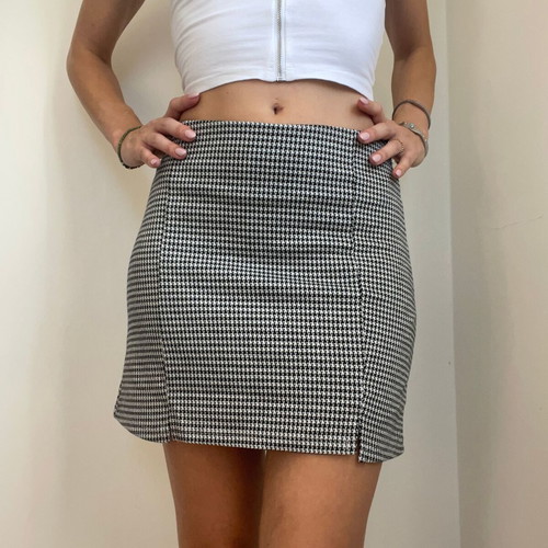 Mini skirt like new, black and white houndstooth plaid with side slit