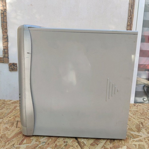 Retro Pentium 4 Desktop PC used with Windows XP