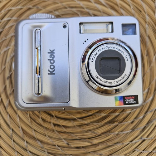 Kodak EasyShare C653 6.1MP digital point-and-shoot camera bundle