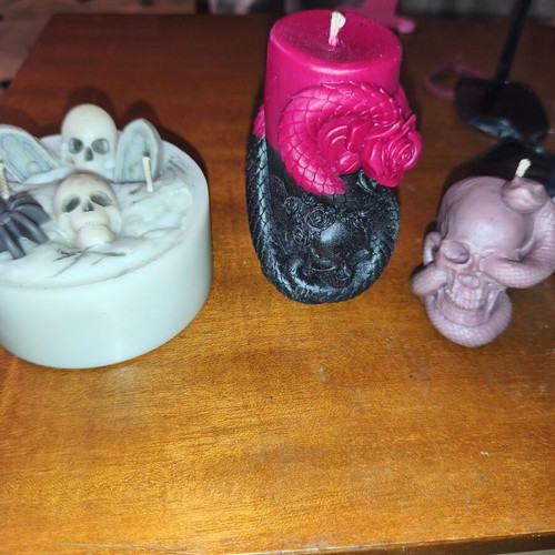 2 scented candles with dark vanilla aroma and skull candle gift
