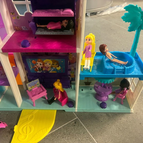 Polly Pocket large dollhouse with 7 figures