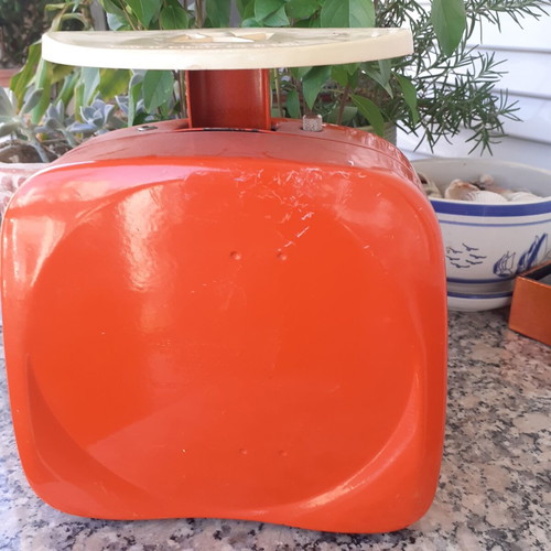 Vintage mechanical kitchen scale like new with orange enamel body